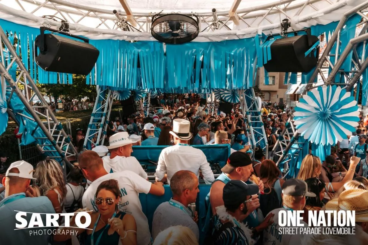Megatron Veranstaltungstechnik AG One Nation Street Parade Lovemobile